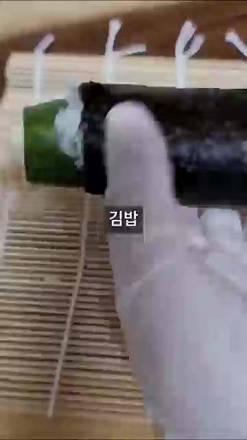 김 위에 밥을 넓게 펴 바르고 속을 채운 오이를 올려 김으로 단단하… — 이정현 오이김밥 레시피