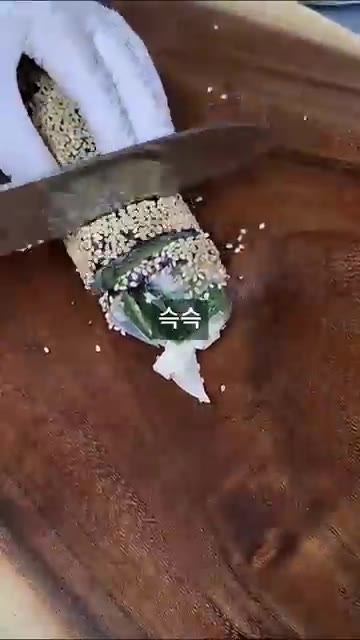 먹기 좋은 크기로 썰어주면 완성입니다. — 이정현 오이김밥 레시피