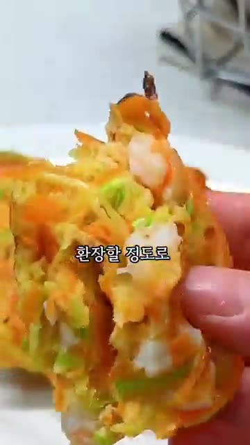 애호박과 당근을 얇게 채 썰어 소금에 절인 후 물기를 꼭 짜줍니다.… — 겉바속촉 아이들도 잘 먹는 애호박 새우전