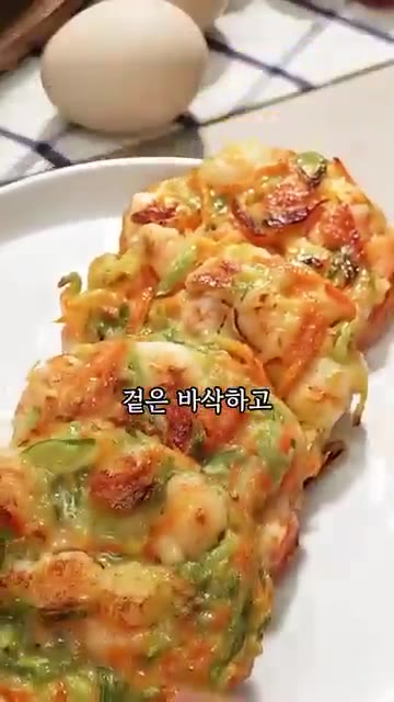 기름을 두른 팬에 먹기 좋은 크기로 반죽을 올려 노릇하게 부쳐냅니다… — 겉바속촉 아이들도 잘 먹는 애호박 새우전