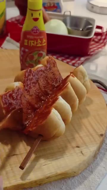 모닝빵 5개를 꼬치에 꽂아 쌓은 후, 칼로 반을 가른다. — 모닝빵으로 뚝딱! 엄마표 피자빵