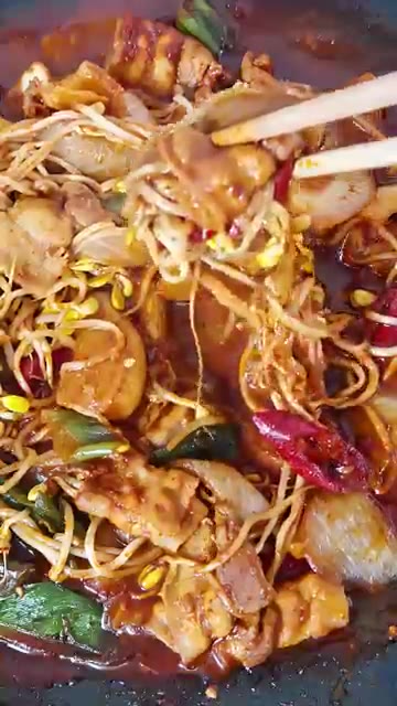 잘 익은 콩나물불고기를 맛있게 즐긴다. — 제육볶음과는 결이 다른 감칠맛 폭발! 콩나물불고기 레시피