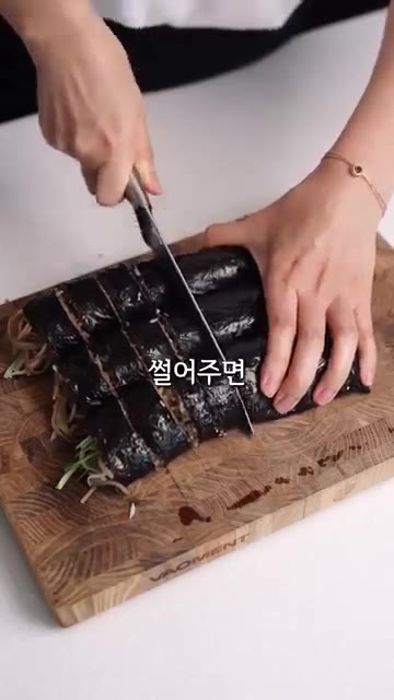 김을 돌돌 말아 5분 정도 둔 뒤 참기름을 바르고 썰어 깨를 뿌려… — 여름엔 밥보다 면 #레시피