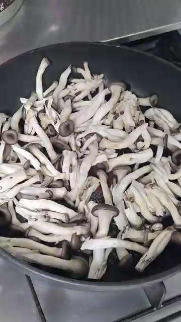 팬에 기름을 두르고 다진 마늘을 넣어 향을 낸다. — 들깨 느타리버섯 볶음 (Perilla Oyster Mushroom Stir-fry)