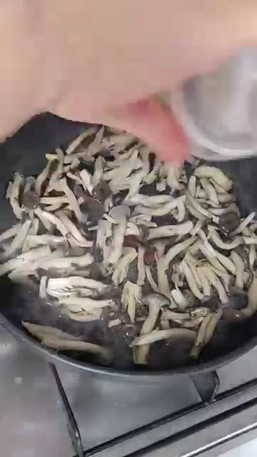 손질한 느타리버섯을 넣고 숨이 죽을 때까지 볶는다. — 들깨 느타리버섯 볶음 (Perilla Oyster Mushroom Stir-fry)