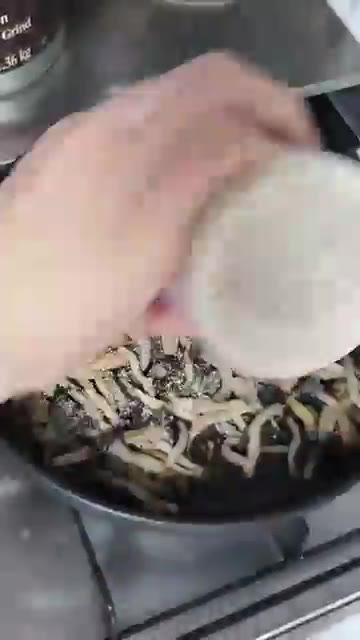 간장을 넣고 버섯과 함께 볶아준다. — 들깨 느타리버섯 볶음 (Perilla Oyster Mushroom Stir-fry)