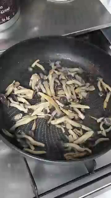 들깨가루를 듬뿍 넣고 골고루 섞어준다. — 들깨 느타리버섯 볶음 (Perilla Oyster Mushroom Stir-fry)