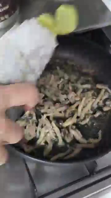참기름과 깨소금을 넣고 가볍게 섞어 마무리한다. — 들깨 느타리버섯 볶음 (Perilla Oyster Mushroom Stir-fry)