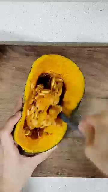 단호박을 전자레인지에 6~10분 돌려 익힌 후 반으로 잘라 씨를 제… — 먹고 붓기 싹 빼는 단호박 피자