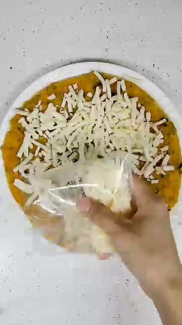 모짜렐라 치즈와 으깬 견과류를 골고루 뿌려준다. — 먹고 붓기 싹 빼는 단호박 피자