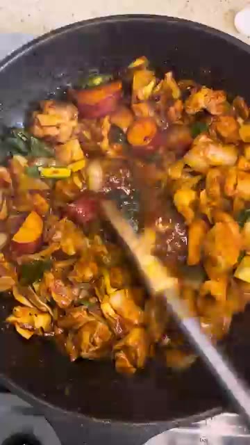 볶은 닭갈비 가운데에 치즈를 올리고 뚜껑을 덮어 치즈가 녹을 때까지… — 치즈 듬뿍 매콤달콤 닭갈비