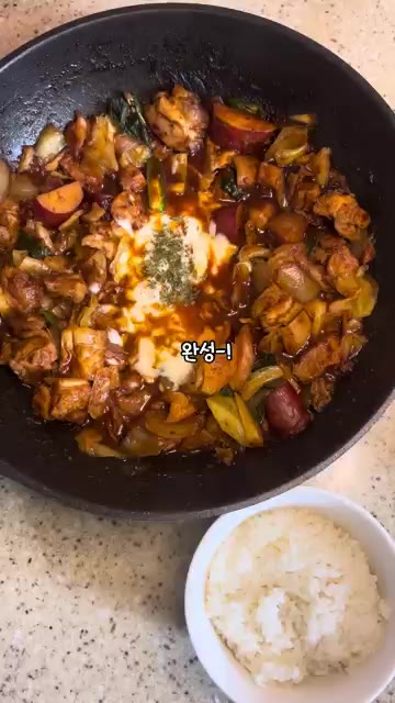 치즈가 녹으면 완성입니다. 매콤달콤한 양념과 고소한 치즈의 조화를… — 치즈 듬뿍 매콤달콤 닭갈비