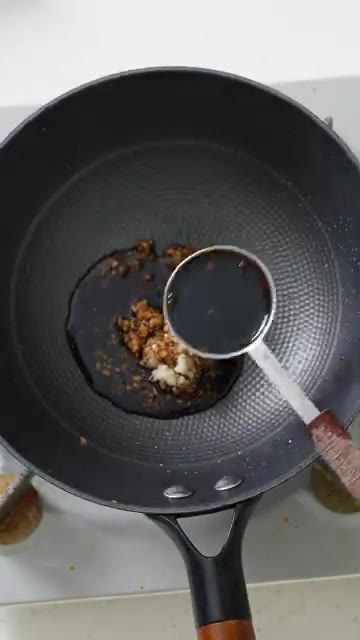 팬에 다진 마늘, 막간장, 물엿, 고추장을 넣고 바글바글 끓여 양념… — 명절에 넘쳐나는 스팸! 이걸로 해결완😎