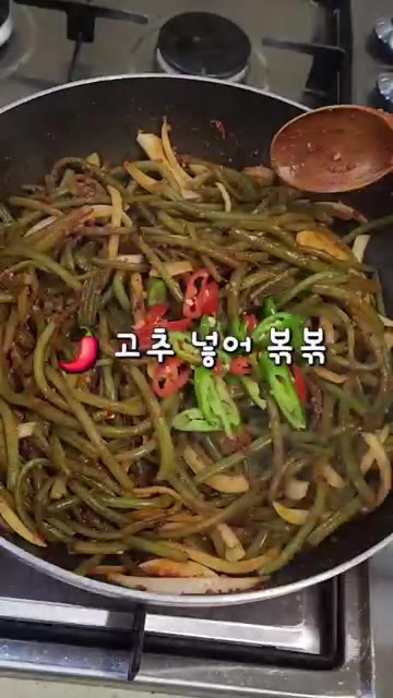 손질한 고구마순을 넣고 양파를 추가하여 함께 볶아줍니다. — 엄마가 해주셨던 그 맛, 고구마순 볶음