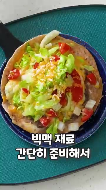 소고기 다짐육에 소금, 후추로 밑간을 한다. 또띠아 위에 소고기 다… — 맥도날드 갈 필요 없음! 또띠아에 고기 펴 발라 구운 레전드 타코🌮🍔