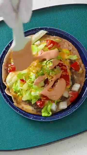 기름을 두른 팬에 고기 부분이 바닥으로 향하게 올려 중강불에서 2분… — 맥도날드 갈 필요 없음! 또띠아에 고기 펴 발라 구운 레전드 타코🌮🍔