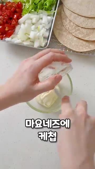 양상추, 다진 양파, 다진 피클, 소스를 올린다. — 맥도날드 갈 필요 없음! 또띠아에 고기 펴 발라 구운 레전드 타코🌮🍔