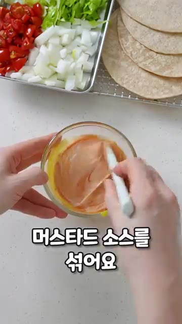 또띠아를 반으로 접어 완성한다. — 맥도날드 갈 필요 없음! 또띠아에 고기 펴 발라 구운 레전드 타코🌮🍔