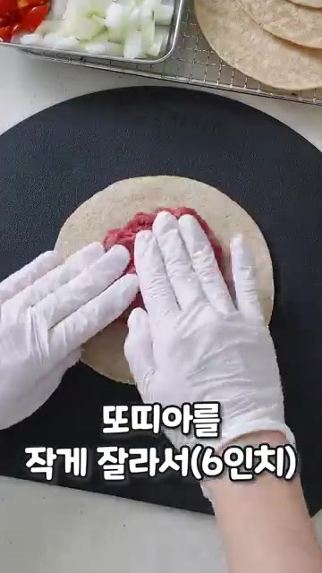 소스 재료인 그릭 요거트, 케첩, 옐로우 머스터드, 다진 피클, 알… — 맥도날드 갈 필요 없음! 또띠아에 고기 펴 발라 구운 레전드 타코🌮🍔