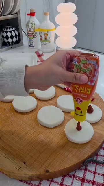 냉동 백설기를 꺼내 반으로 갈라 준비한다. — 냉동 백설기로 5분 만에 피자설기 만들기
