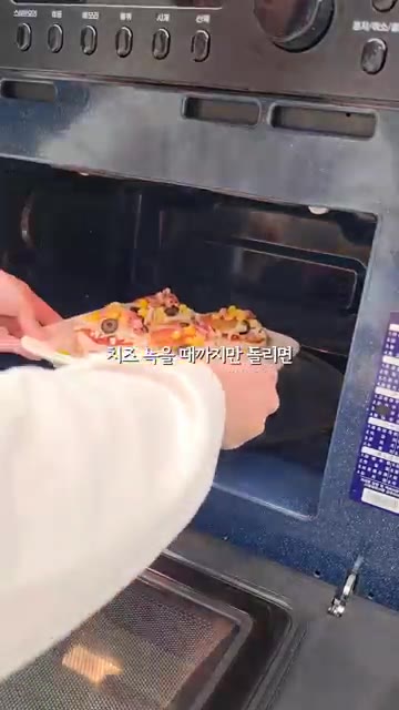 모짜렐라 치즈를 넉넉하게 올린다. — 냉동 백설기로 5분 만에 피자설기 만들기