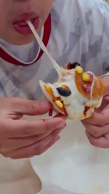 치즈가 녹을 때까지 전자레인지에 돌려 완성한다. — 냉동 백설기로 5분 만에 피자설기 만들기
