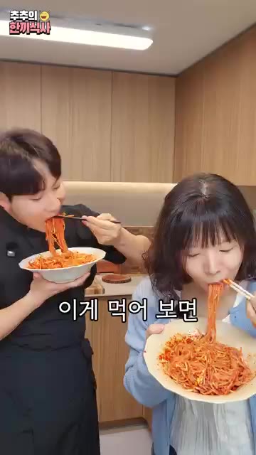 아무도 모르는 쫄면의 비밀 재료 하나 알려 드릴게요. 양배추와 당근… — 입맛 당기는~ 학교 앞 '쫄면' 레시피!