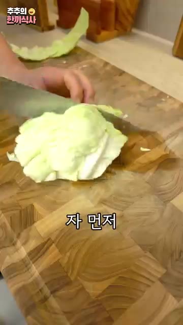 콩나물을 쪄서 식히면 수분감이 낮아져 양념이 잘 배어듭니다. — 입맛 당기는~ 학교 앞 '쫄면' 레시피!