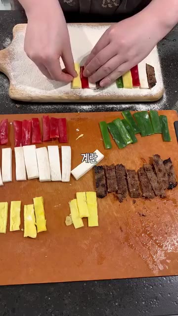 도마에 부침가루를 뿌리고, 소고기, 새송이버섯, 홍피망, 계란, 청… — 너무 예쁜 오색꼬치전 만들기