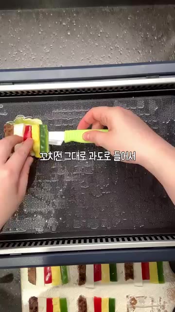 팬에 기름을 두르고 계란물을 올린 뒤, 준비된 꼬치전을 그대로 떠서… — 너무 예쁜 오색꼬치전 만들기