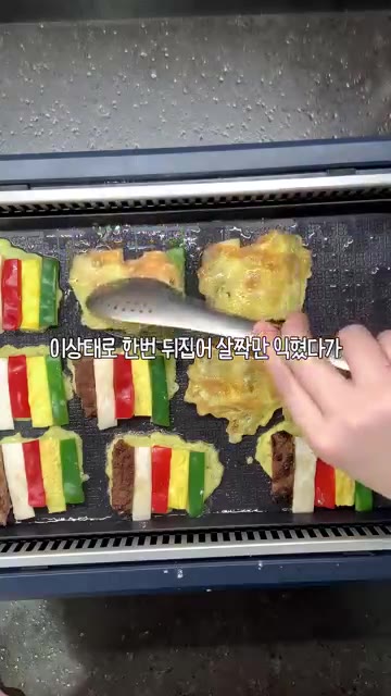 계란물 위에 잘 붙도록 익힌 후, 한번 뒤집어 살짝 익혀주세요. — 너무 예쁜 오색꼬치전 만들기