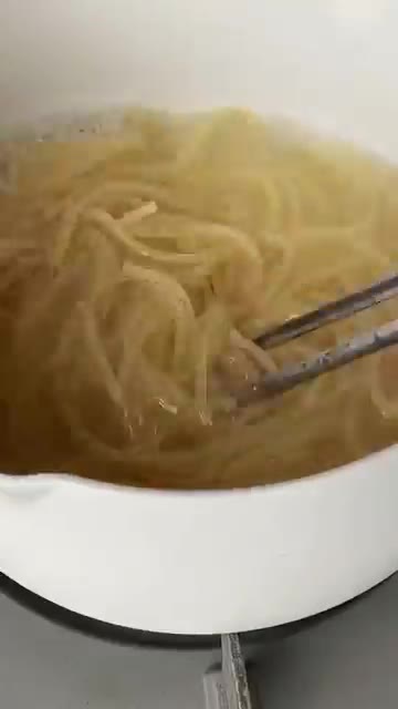 끓는 물에 올리브 오일과 스파게티 면을 넣고 삶아 찬물에 헹궈 물기… — 고소하고 꾸덕함 폭발! 집에서 만드는 치즈향 가득 크림 스파게티 🍝🧀 #레시피