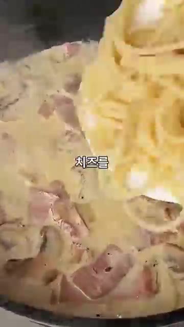 우유와 슬라이스 치즈를 넣고 끓여 크림 소스를 만듭니다. — 고소하고 꾸덕함 폭발! 집에서 만드는 치즈향 가득 크림 스파게티 🍝🧀 #레시피