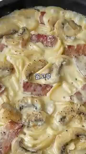 삶아둔 스파게티 면을 넣고 소스가 면에 골고루 배도록 볶아주면 완성… — 고소하고 꾸덕함 폭발! 집에서 만드는 치즈향 가득 크림 스파게티 🍝🧀 #레시피