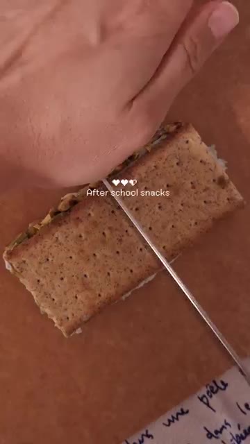 통밀 크래커에 피스타치오 스프레드를 바르고, 그릭요거트에 다진 피스… — 피스타치오 그릭요거트 아이스 샌드