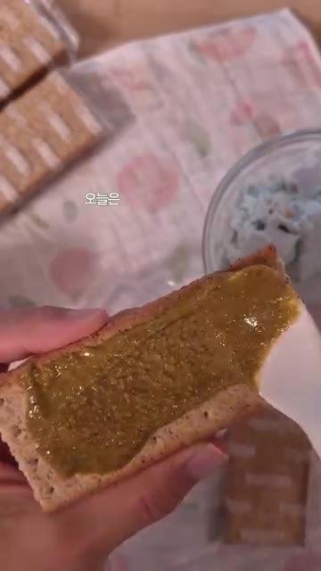 통밀 크래커 위에 피스타치오 그릭요거트 필링을 도톰하게 올린다. — 피스타치오 그릭요거트 아이스 샌드