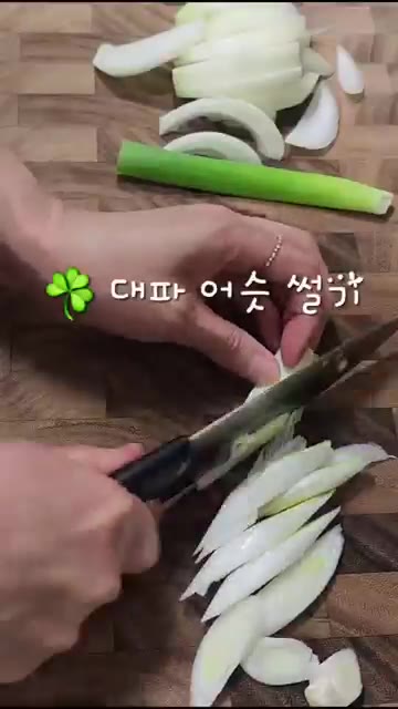 물 800ml를 붓고 뚜껑을 닫아 끓여줍니다. — 명절 음식 실컷 먹고 나면 생각나는 김치찌개 한 그릇