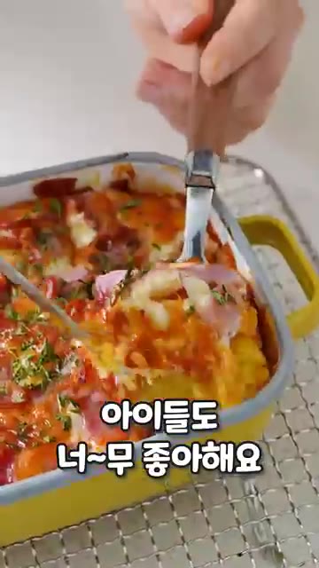 깍둑썰기한 감자 2개를 전자레인지 용기에 넣고 물 5T를 부어 덮개… — 겉바속촉 감자그라탕