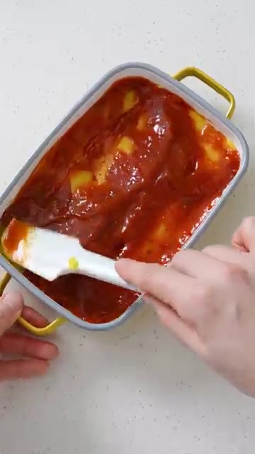 채 썬 양파 1/2개와 모짜렐라 치즈, 슈레드 치즈를 듬뿍 올리고… — 겉바속촉 감자그라탕