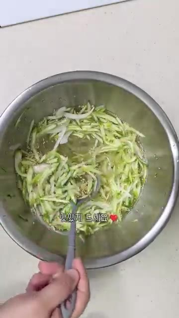 단맛과 신맛은 취향에 따라 조절하여 맛있게 드세요. — 오이냉국 레시피, 양념 황금비율은 기본! 이 과정이 중요해요