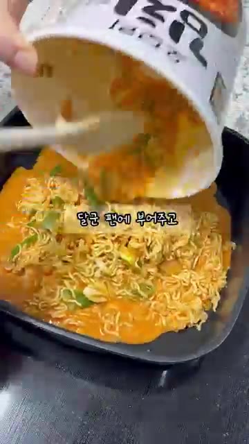 달군 팬에 반죽을 붓고 잘 펴줍니다. — 라면으로 김치전 만들기