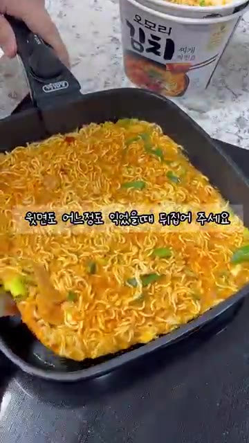 윗면이 어느 정도 익었을 때 뒤집어 줍니다. — 라면으로 김치전 만들기