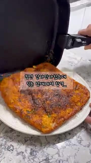 생각보다 오래 익혀야 합니다. 처음엔 긴가민가했는데 익는 냄새에서… — 라면으로 김치전 만들기