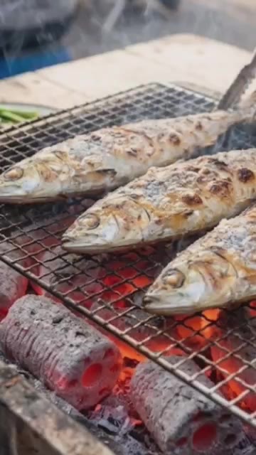 달궈진 숯불 위에 전어를 올려 노릇하게 구워낸다. — 가을철 별미 전어구이