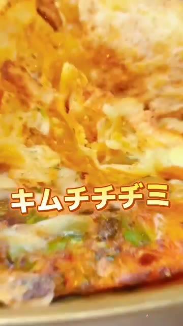 밥을 넣고 김치와 고루 섞어 볶아준다. — 치즈 김치전