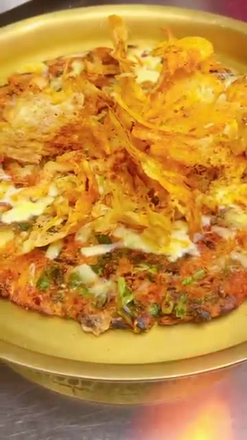 접시에 담고 치즈를 올려 완성한다. — 치즈 김치전