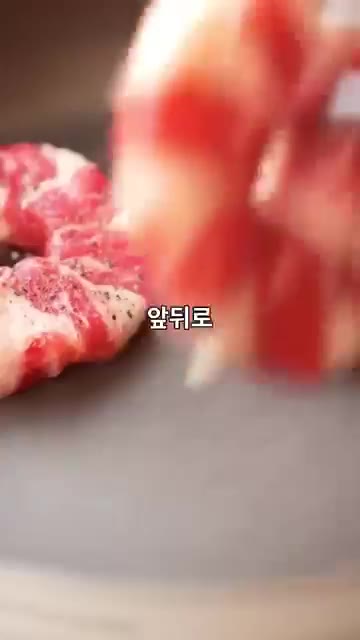 팬에 올리브 오일을 두르고 우삼겹을 올린 뒤 앞뒤로 노릇하게 구워줍니다. — 단짠 끝판왕! 버터 풍미 가득한 파인애플 우삼겹구이 레시피 🍍🥩