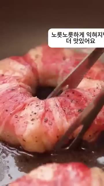 소금과 후추로 밑간을 해주세요. — 단짠 끝판왕! 버터 풍미 가득한 파인애플 우삼겹구이 레시피 🍍🥩
