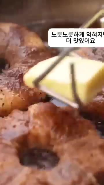 만들어둔 양념을 팬에 부어 졸여주다가 버터 한 조각을 넣어 풍미를… — 단짠 끝판왕! 버터 풍미 가득한 파인애플 우삼겹구이 레시피 🍍🥩