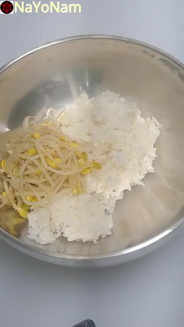 그릇에 밥을 담고 콩나물, 고사리, 애호박, 버섯을 보기 좋게 올린다. — 간단 비빔밥 만들기